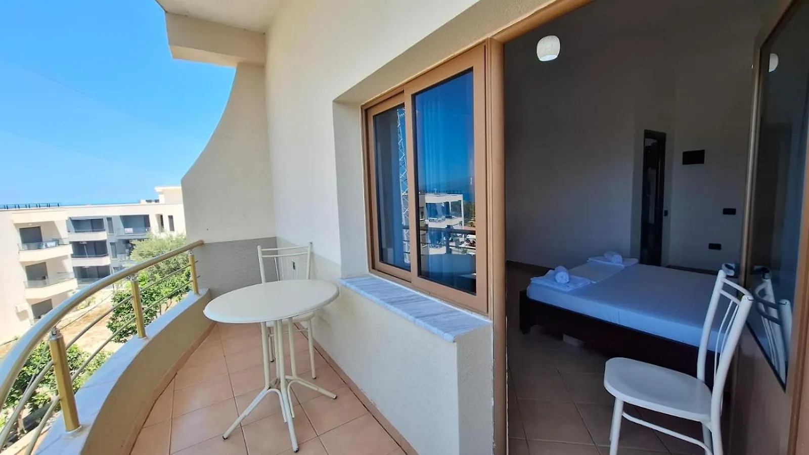 Hotel Sirena Radhimë 3*,